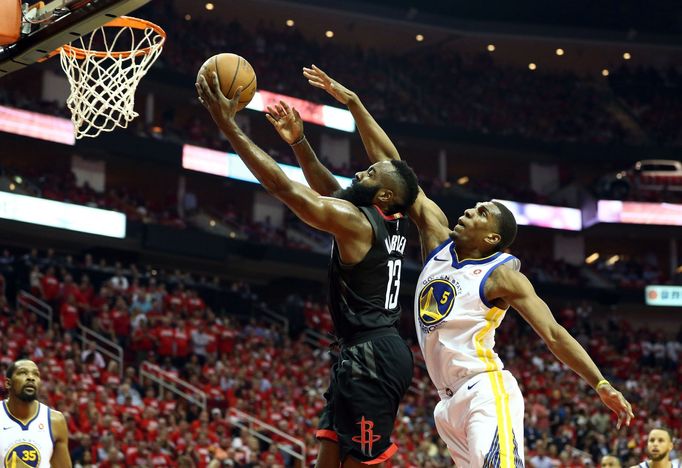 Houstonský James Harden (vlevo) v souboji s Kevonem Looneym z Golden State Warriors