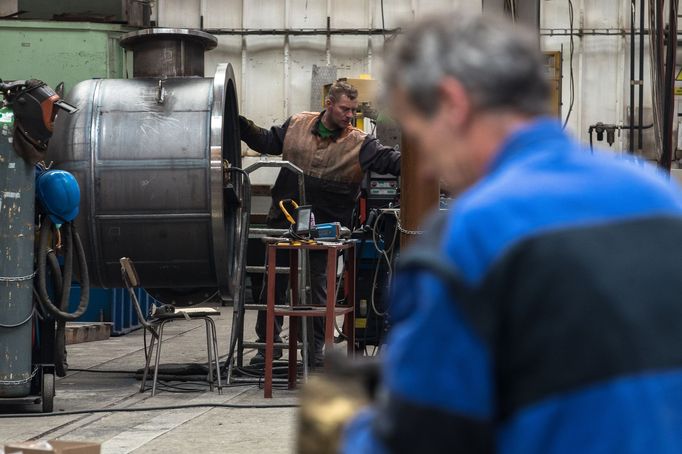 Výroba v třebíčské strojírenské firmě Mico patřící do holdingu CE Industries podnikatele Jaroslava Strnada dodávající stroje a zařízení do elektrárenského průmyslu.