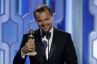 Americký herec Leonardo DiCaprio získal již druhý Zlatý glóbus za tři roky. Kromě prestižní zlaté sošky za ztvárnění hlavní role ve snímku Revenant Zmrtvýchvstání se dočkal i ovací vestoje. "Tento film je o přežití, o triumfu lidského ducha, ale ještě více o důvěře," poděkoval herec, jehož šance na Oscara se podle zahraničních médií tímto úspěchem zase o něco zvýšily.