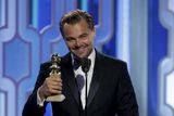 Americký herec Leonardo DiCaprio získal již druhý Zlatý glóbus za tři roky. Kromě prestižní zlaté sošky za ztvárnění hlavní role ve snímku Revenant Zmrtvýchvstání se dočkal i ovací vestoje. "Tento film je o přežití, o triumfu lidského ducha, ale ještě více o důvěře," poděkoval herec, jehož šance na Oscara se podle zahraničních médií tímto úspěchem zase o něco zvýšily.