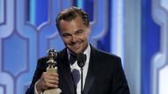 Americký herec Leonardo DiCaprio získal již druhý Zlatý glóbus za tři roky. Kromě prestižní zlaté sošky za ztvárnění hlavní role ve snímku Revenant Zmrtvýchvstání se dočkal i ovací vestoje. "Tento film je o přežití, o triumfu lidského ducha, ale ještě více o důvěře," poděkoval herec, jehož šance na Oscara se podle zahraničních médií tímto úspěchem zase o něco zvýšily.