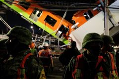 Dvacet lidí zemřelo po nehodě v metru v Mexiku. Pod nadzemní linkou se zhroutil most