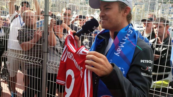 V sobotu potěšili fotbalisté Bayernu Nico Rosberga, aby pro změnu v neděli Rosberg potěšil německé fanoušky formule 1.