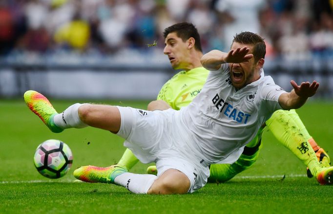 Gylfi Sigurdsson a Thibaut Courtois v utkání Swansea proti Chelsea