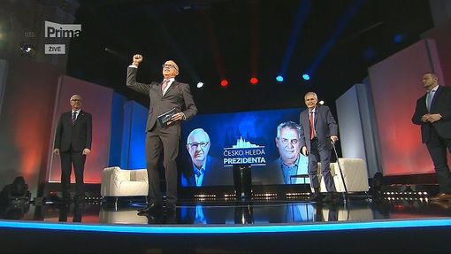 Závěr debaty, kde Miloš Zeman těžko vstává