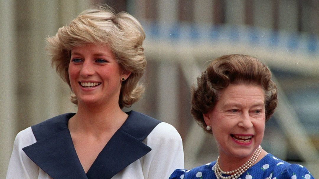 Diana, Princezna z Walesu, a královna Alžběta II. na snímku z roku 1987.