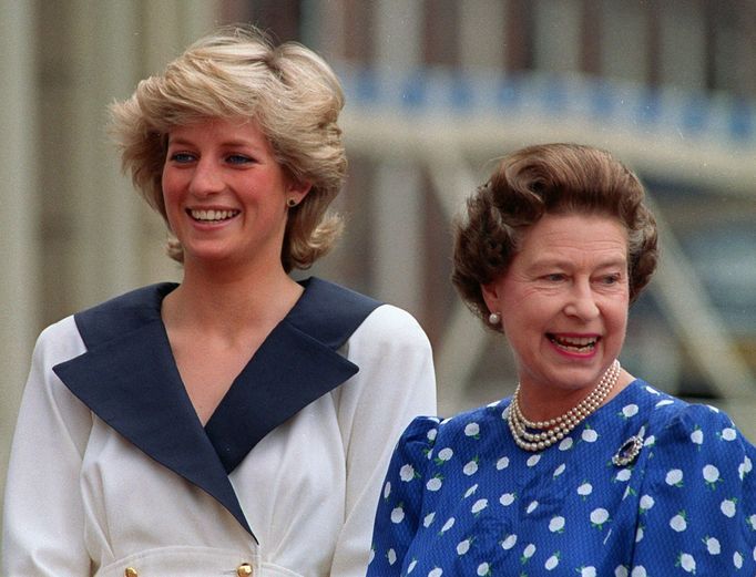 Diana, Princezna z Walesu, a královna Alžběta II. na snímku z roku 1987.