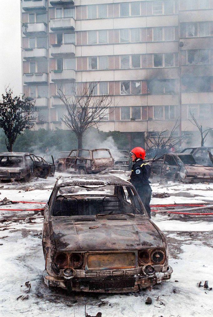 Následky havarijní srážky dvou armádních stíhacích letounů MiG-21 na českobudějovickém sídlišti Vltava. 8. 6. 1998