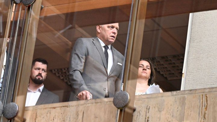 Fico přišel poprvé od útoku na jednání vlády. Vrací se nazlobený muž, píše tamní tisk
