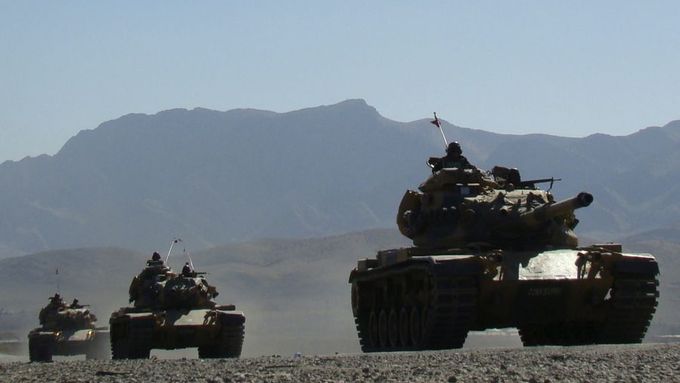 Turecké tanky se přesunují k irácké hranici