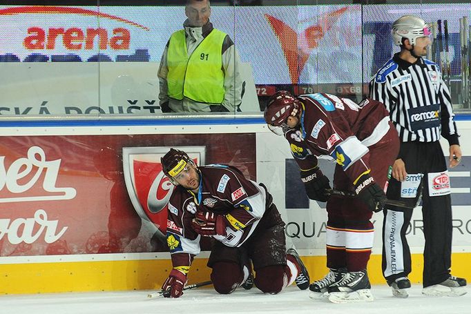 Hokejisté pražské Sparty Peter Jánský (vlevo) a Zdeněk Bahenský v utkání proti Třinci.