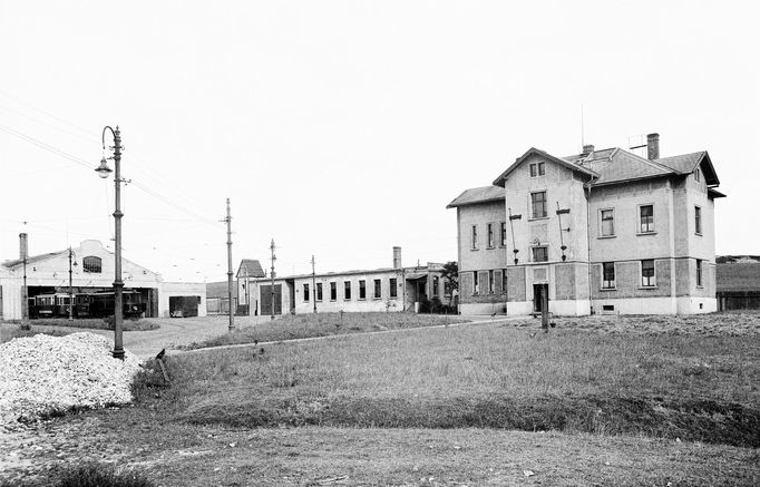 Dvůr vozovny s obytným domem a s výpravnou. Snímek mohl být pořízen okolo roku 1917.