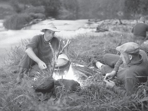 Táboření u řeky Lužnice. Ota Pavel a sportovní novinář Gustav Vlk, kolem roku 1959.
