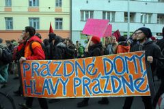 "Nechte dýchat Kliniku!" Prahou prošel karnevalový průvod na podporu centra na Žižkově
