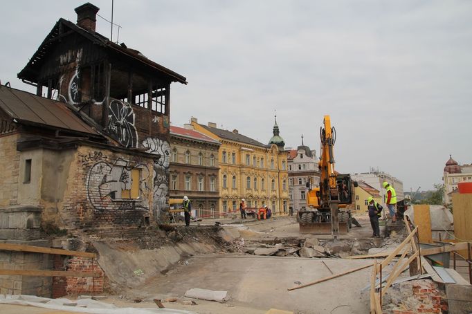 Rekonstrukce Negrelliho viaduktu na snímku z roku 2018