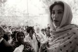 Září 1986: Bhuttová před svým domem v Karáčí s příznivci. Přišli ji přivítat po propuštění z vazby.
