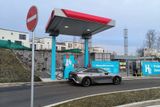 Vytíženost stanic Orlenu je údajně kolem tří procent, navíc nových osobních aut na vodík v Česku mnoho nepřibývá - loni jich bylo zaregistrováno jen 16. Přesto petrolejářská firma plánuje brzké otevření dalších tří vodíkových stojanů na svých pumpách. V Praze, Brně a Ostravě.