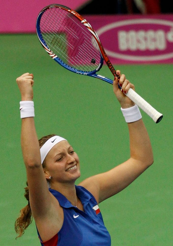 Česká tenistka Petra Kvitová slaví vítězství ve finále Fed Cupu 2011 proti Rusku.