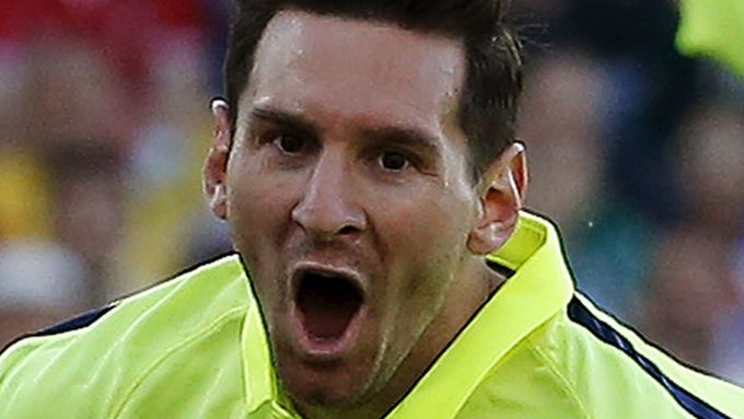Lionel Messi slaví branku, která přinesla Barce titul