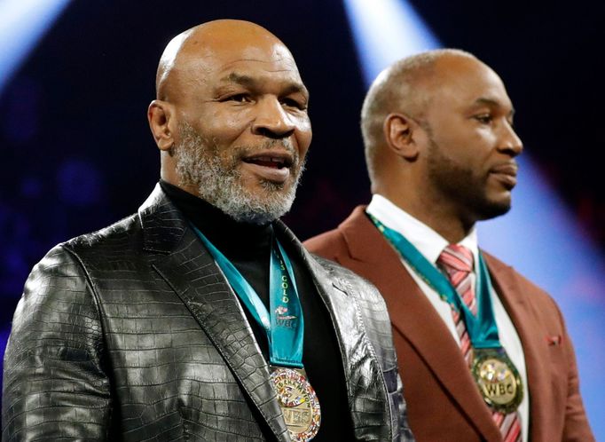 Boxerské legendy Mike Tyson a Lennox Lewis v hledišti při zápase Tysona Furyho s  Deontayem Wilderem