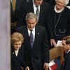 Vdova po exprezidentu Fordovi eskortována rodinou Bushových