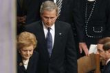 Vdova po exprezidentu Fordovi Betty je eskortována v průběhu státního pohřbu jejího manžela prezidentem Georgem Bushem a jeho rodiči