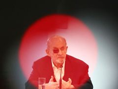 Salman Rushdie přežil pokus o atentát, přišel však o oko.