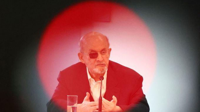Salman Rushdie byl na Frankfurtském knižním veletrhu představen jako "dost možná nejvýznamnější obránce svobody slova naší doby".