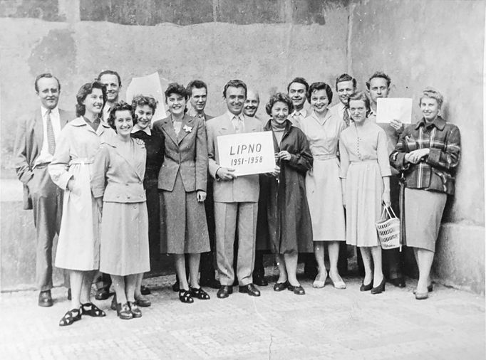 Fotografie ukazuje výstavbu vodní nádrže a elektrárny Lipno, významného díla z roku 1959, které dodává energii a poskytuje rekreační možnosti.