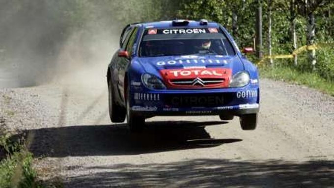 Sebastien Loeb ve druhé etapě Rallye Neste Oil v Jyvaskyla.