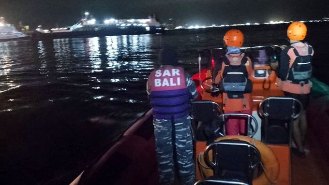 U indonéského ostrova Bali se ve středu večer místního času potopil trajekt s 65 lidmi na palubě.  Čtyři osoby utonuly a po 38 dalších se nadále pátrá. 
