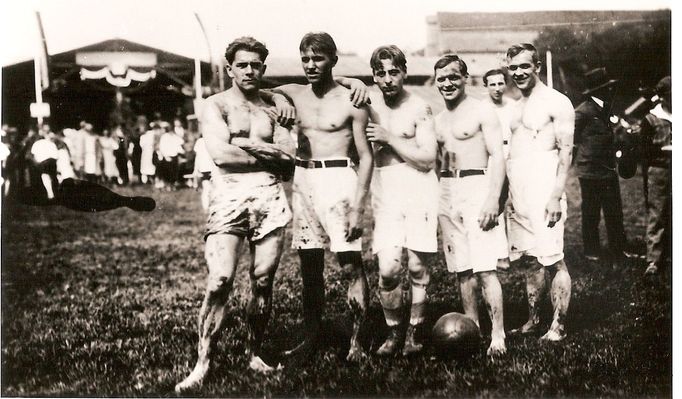 Fotografie mladých chlapců z Německého turnerského svazu, který po roce 1918 sdružoval německé nacionalistické tělocvičné spolky na území nově vzniklého Československa.