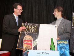 Zástupci Greenpeace (Jan Piňos, vpravo) se dohodli s nakladatelstvím Albatros (ředitel Michal Krejčí, vlevo), že poslední díl Harry Pottera vyjde na papíře s ekologickou certifikací FSC.