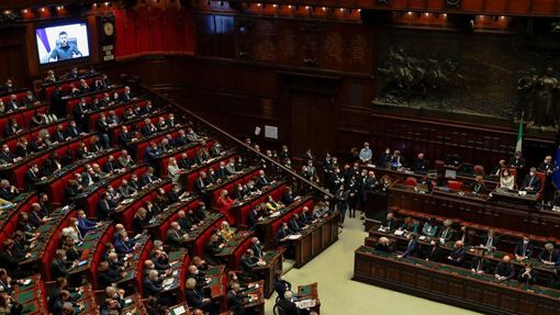 Ukrajinský prezident Volodymyr Zelenskyj promluvil na dálku k italským zákonodárcům.