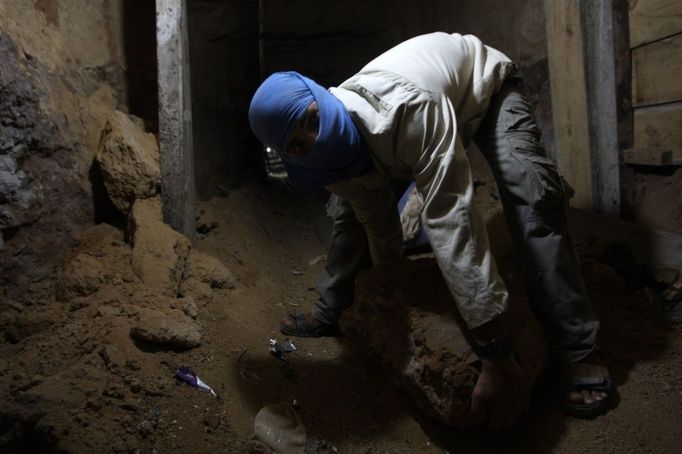 5 Titulek: Gaza's tunnel mugglers on Egypt border idle Popis: A Palestinian youth works inside a smuggling tunnel beneath the Egyptian-Gaza border in Rafah, in the southern Gaza, October 8, 2013. Gaza's tunnel smugglers along the border with Egypt are mostly idle these days. Since the summer, Egypt's military has tried to destroy or seal off most of the smuggling tunnels under the Gaza-Egypt border, a consequence of the heightened tensions between Cairo and the Hamas government in Gaza which is suffering a bad economic recession.