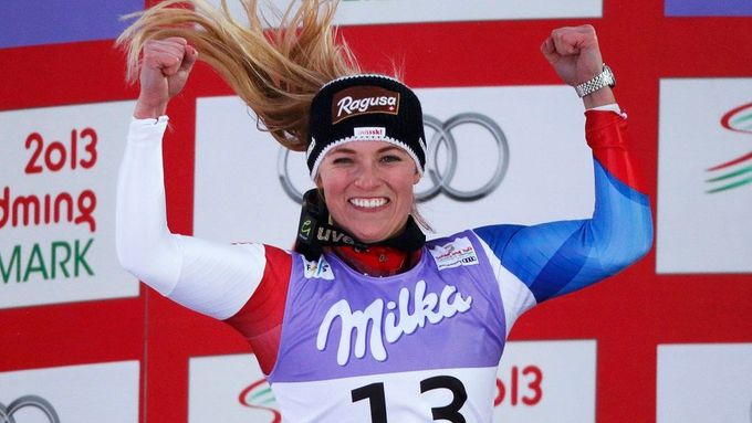 První závod ve sjezdu v novém ročníku Světového poháru vyhrála Švýcarka Lara Gutová.
