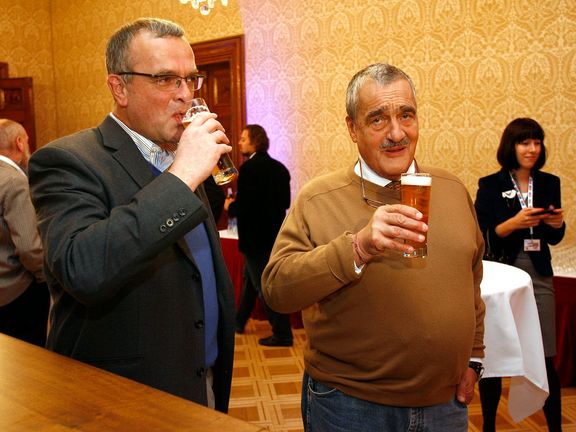 Miroslav Kalousek na fotce z roku 2012 s Karlem Schwarzenbergem. V té době byla Topka na vzestupu, což byla jejich zásluha, oni stranu založili v roce 2009.