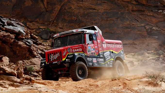 Aleš Loprais v kamionu Praga na trati Rallye Dakar