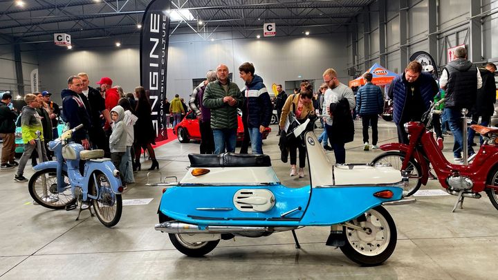 "Prase" za 120, Mercedes s Nokií za 405 tisíc. Auto-moto aukce v Praze zvedají laťku