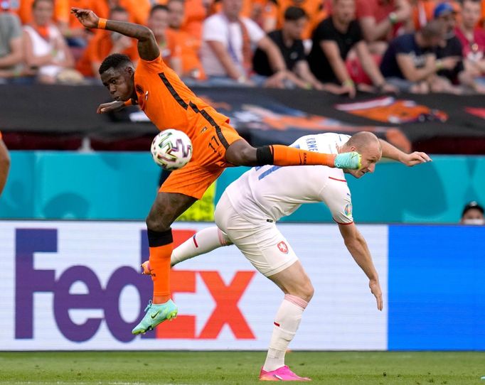 Quincy Promes při svém zatím posledním startu za nizozemskou reprezentaci - v osmifinále Eura v roce 2021 proti Česku takto bojoval s Michaelem Krmenčíkem