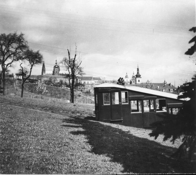 Archivní fotografie z historie provozu lanovky na Petřín. Nedatováno