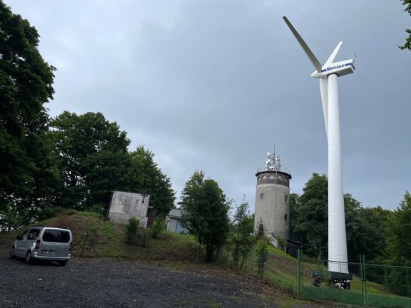 Rozhledna a větrná elektrárna, která se teď netočí. I to je Hostýn.