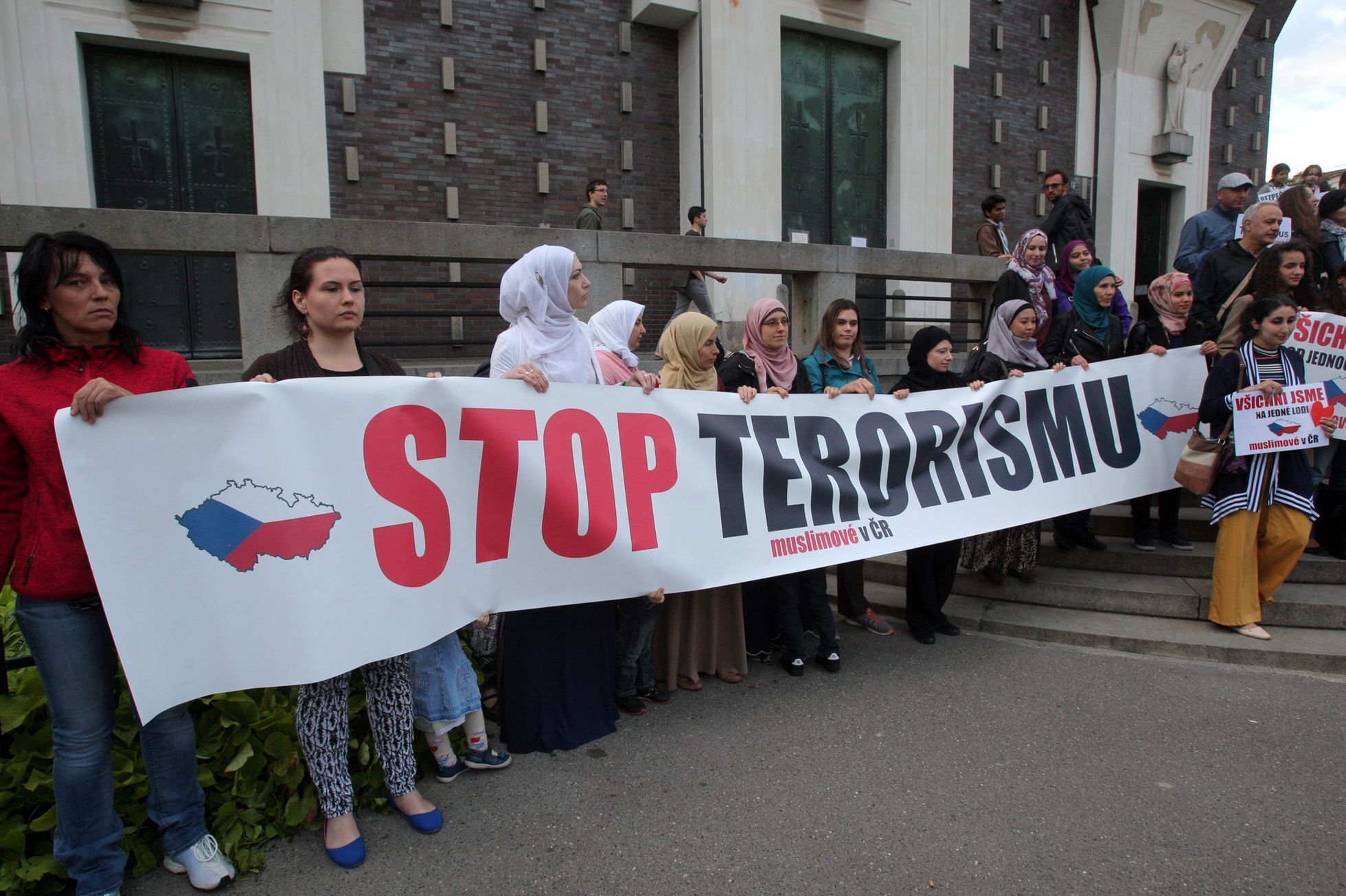 Muslimové v pražském katolickém chrámu