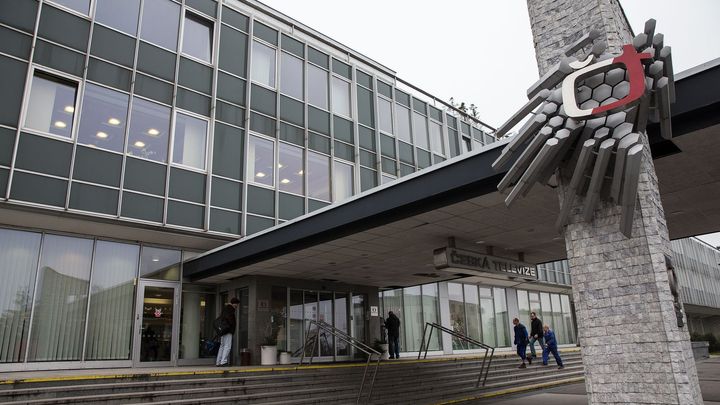 Budovu České televize v Praze ráno posprejovala skupina lidí červenou barvou