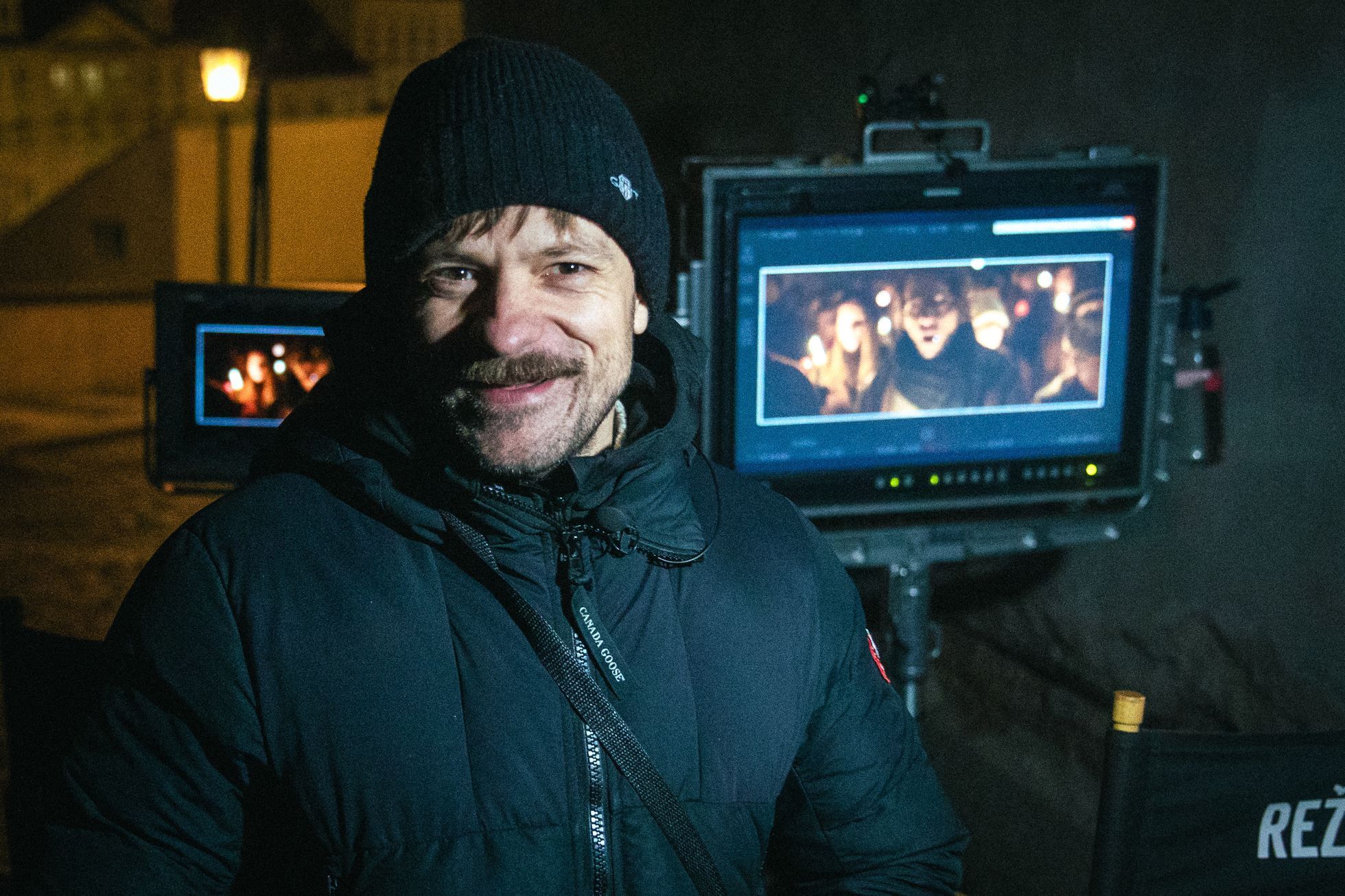 Natáčení filmu Vlny režiséra Jiřího Mádla, poslední natáčecí den, davová scéna, Nerudova ulice v Praze