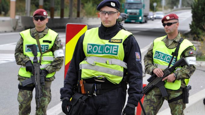 Policisté na hranicích s Rakouskem