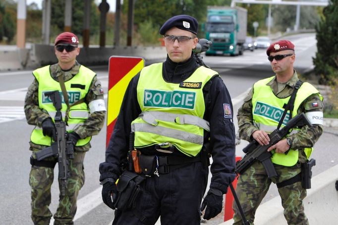 Cvičení vojáků a policistů na česko-rakouských hranicích.