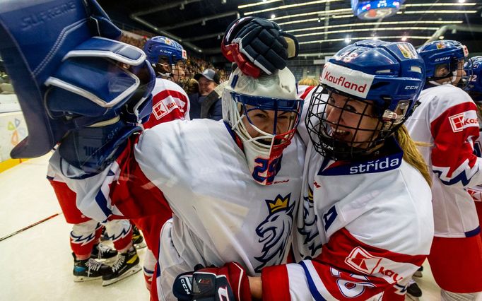 Klára Peslarová a Kateřina Mrázová se radují z postupu na olympiádu v Pekingu