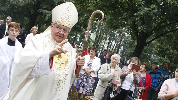 Pro nás je důležitá víra a rodina, jsme spokojení, žije se nám dobře, říkají na videu krojovaní z Moravy, kteří přicházeli na mši s Dominikem Dukou.