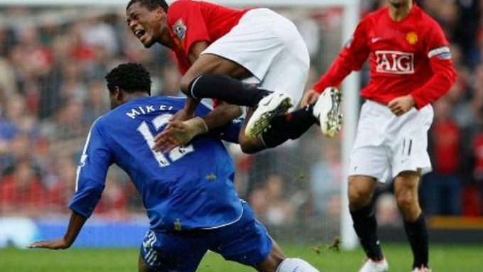 John Obi Mikel a jeho červený zákrok na Francouze Evru - Manchester United vs. Chelsea.